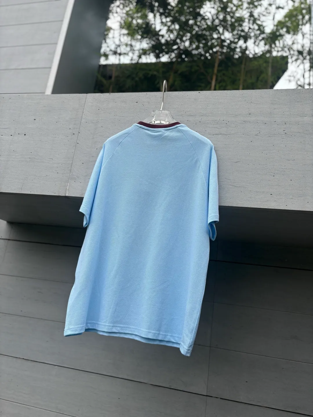𝟬𝟱𝟬𝟰𝟯# Exclusive real shot/difference between various stolen pictures and online picture versions on the market [𝗔𝗗𝗜𝗗𝗔𝗦 Adidas Clover Classic Raglan Round Neck Couple Style Short Sleeves]👭Who knows! I was very impressed by these two pieces from Adidas ✨Classic raglan sleeves + three stripes on the side, directly welding the 𝟵𝟬𝘀American Retro on the body. ✅Full set of 1:1 customized accessories ➕Customized three-label ➕𝗬𝘂𝗮𝗻 version hang tag ➕𝗹𝗼𝗴𝗼 packaging bag 🔥 ➕Scan the QR code of the tag to enter the official website. ✅The top Original version, ins Xiaohongshu, Kuaishou, and many bloggers wear it. ▫️[Comfortable fabric] Selected pique fabric, skin-friendly and breathable, the upper body is soft and not sweaty, and there is no burden for daily wear ▫️[Versatile is not optional] Light Blue/Khaki are available in two colors. The raglan sleeves hide the flesh and make you look slimmer. You don’t have to choose your body shape or the outfit. It looks good when worn alone. It’s a couple style with eyes closed. ▫️[Full of details] Neat routing, fine workmanship, and clover-leaf prairie texture. It can be worn for daily commuting, going out on the street, and doing sports. ✅The soft and glutinous front-shoulder version hides the flesh to make you look slimmer without picking up your figure. The small label on the chest is low-key and textured/super feeling. I really want every piece𝗮𝗹𝗹𝗶𝗻! Size: 𝗦～𝗫𝗫𝗟 Color: Light Blue Khaki
